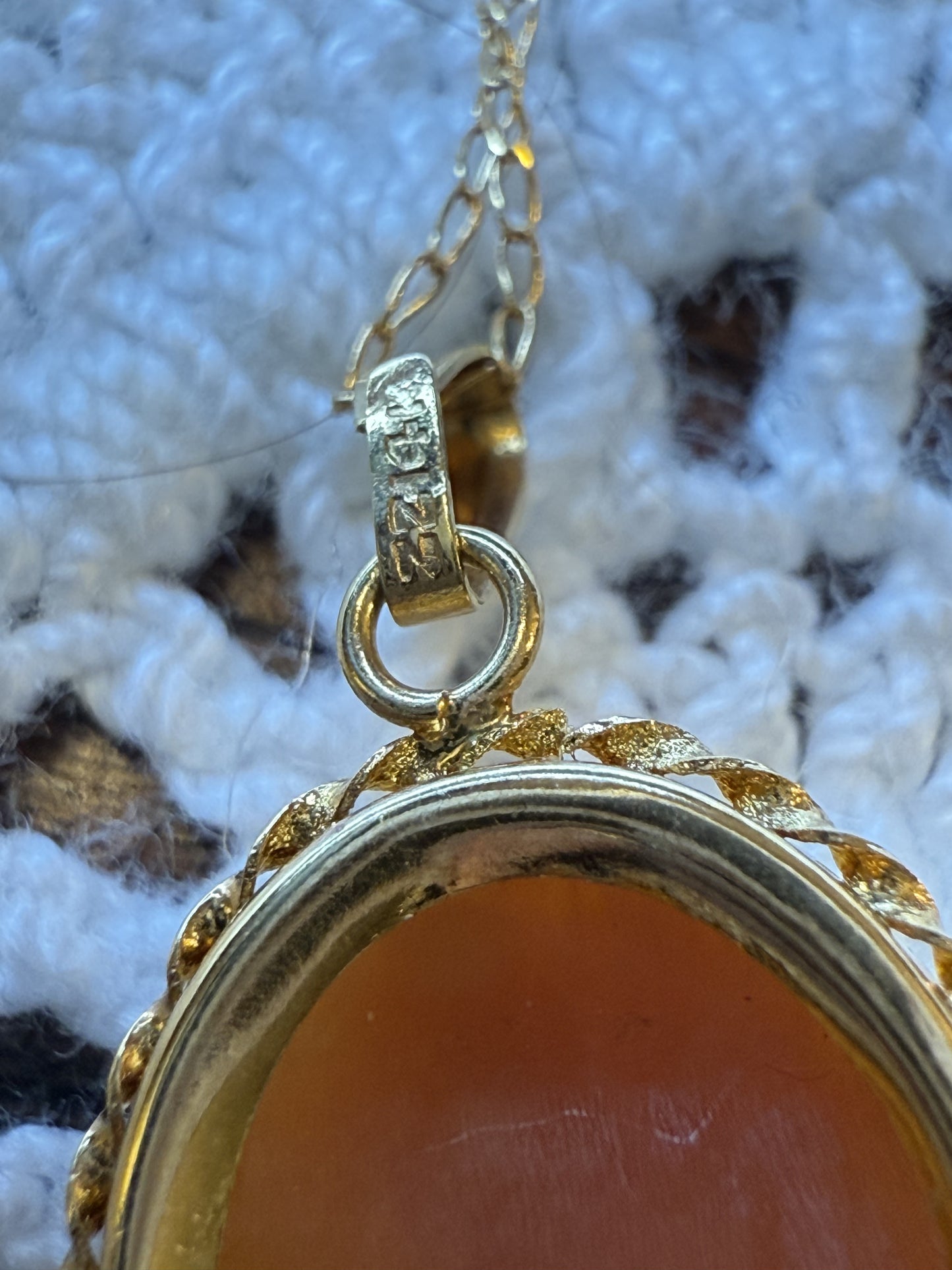 Vintage Solid 14K Gold Dainty Cameo Necklace