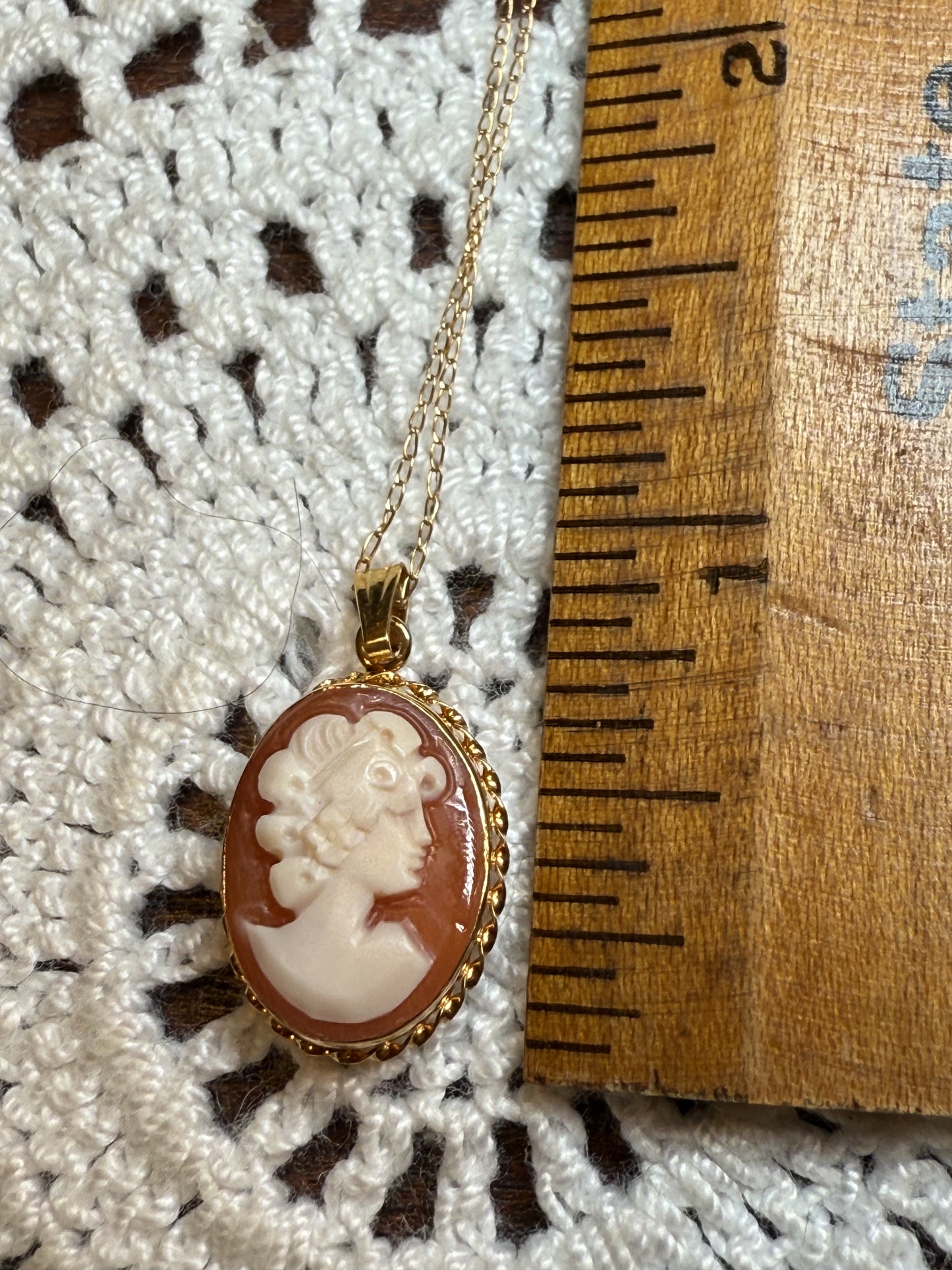 Vintage Solid 14K Gold Dainty Cameo Necklace